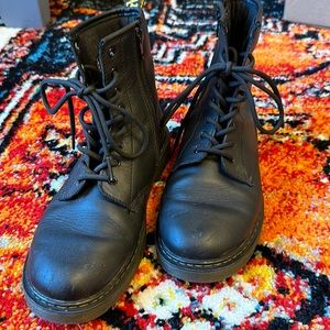 Doc Martens combat boot - (UK size 5, US M size 6, US L size 7)